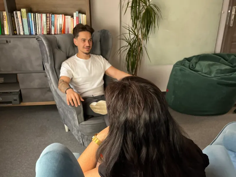 Terapeuta podczas konsultacji indywidualnej